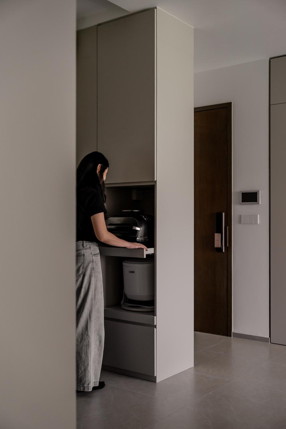 Modern Kitchen with Homogeneous Tiles and Open Kitchen