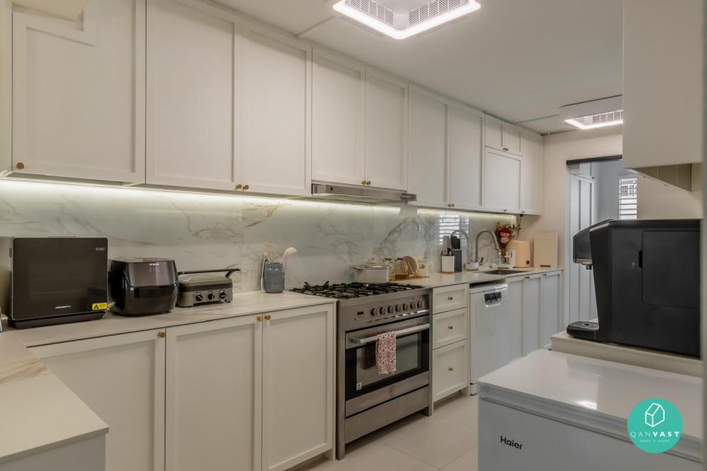 Vintage Kitchen with Countertop and Open Kitchen