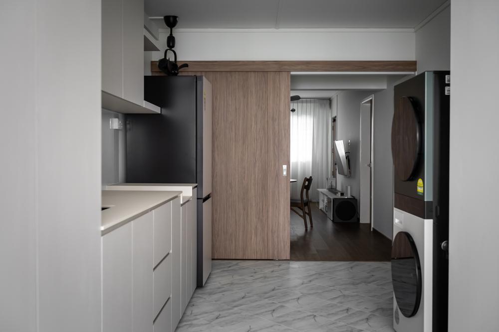 Minimalist Kitchen with Countertop and Homogeneous Tiles