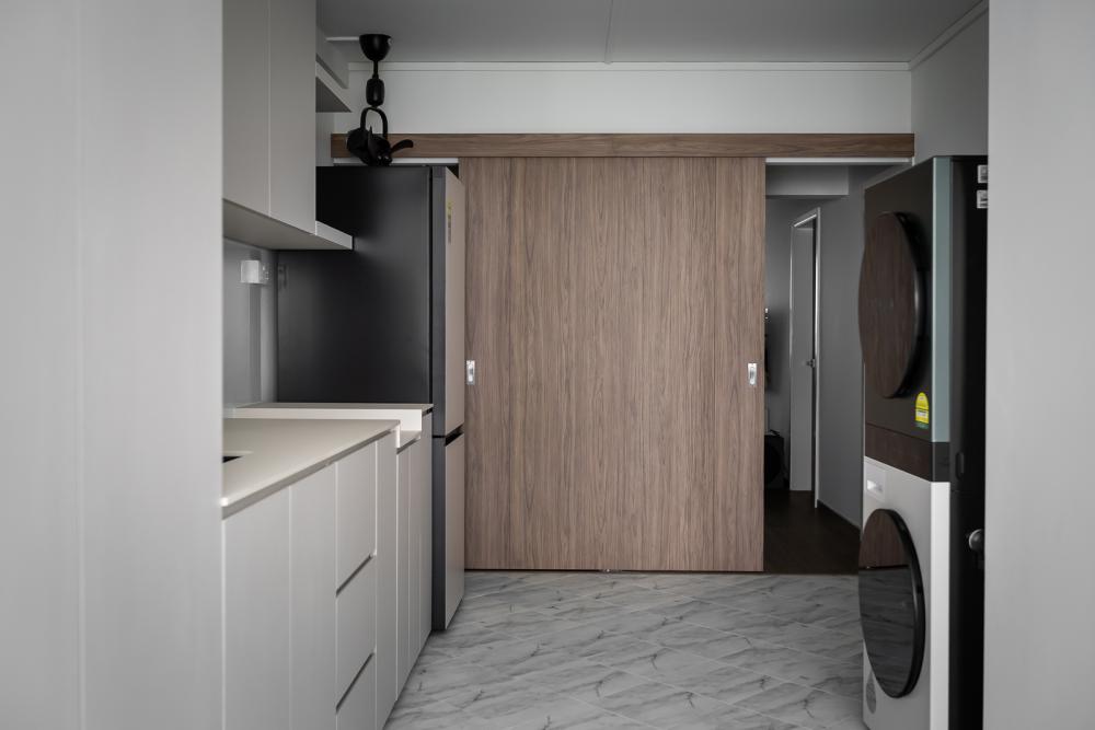 Minimalist Kitchen with Countertop and Homogeneous Tiles