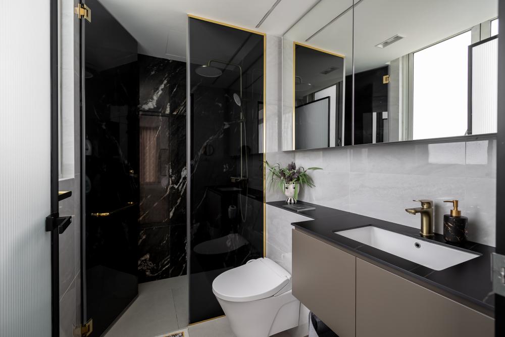 Modern Bathroom with Countertop and Mirror