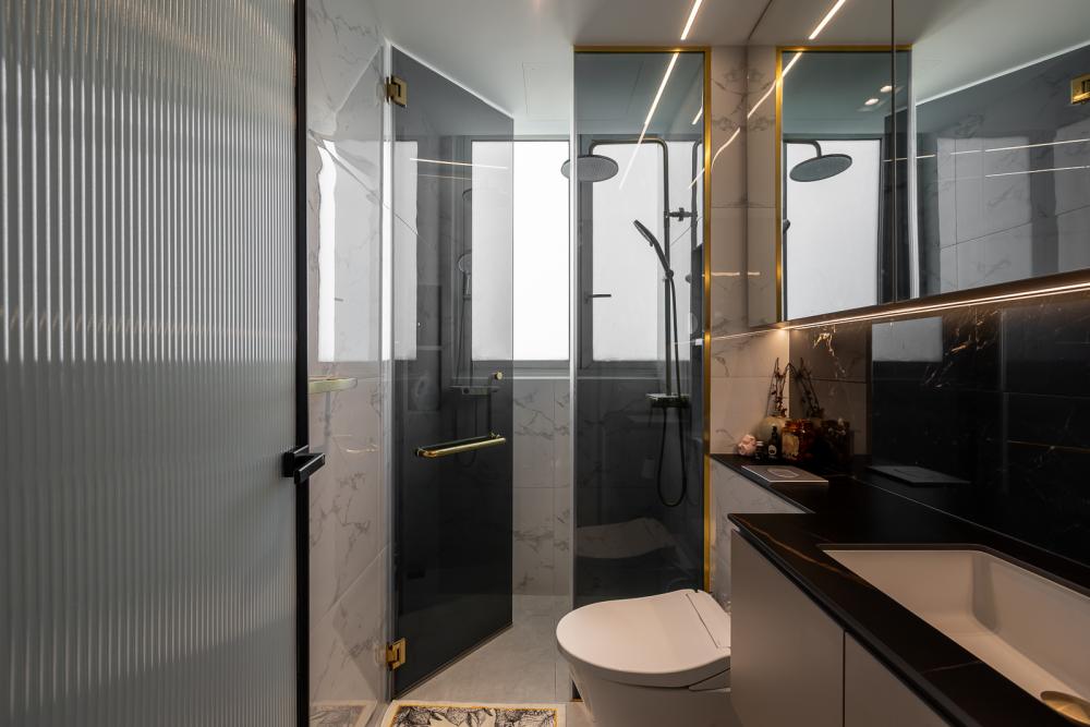 Modern Bathroom with Homogeneous Tiles and Mirror