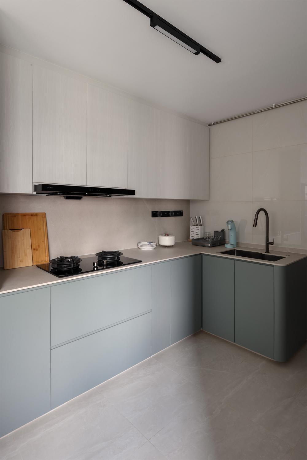 Contemporary Kitchen with Countertop and Vinyl Flooring