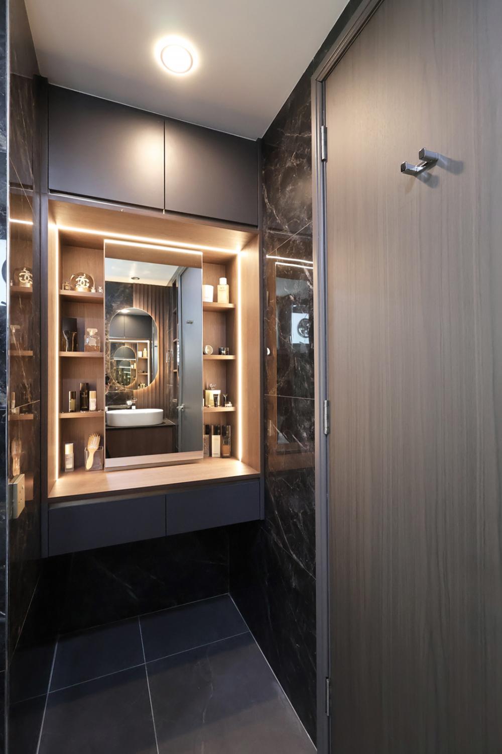 Modern Bathroom with Countertop and Mirror