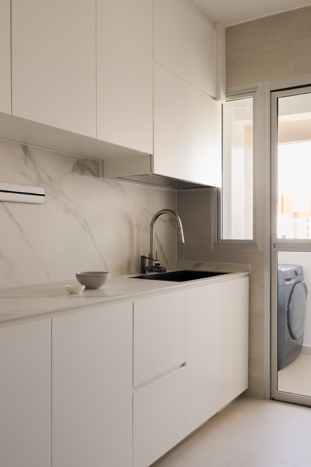 Modern Kitchen with Countertop and Kitchen Island