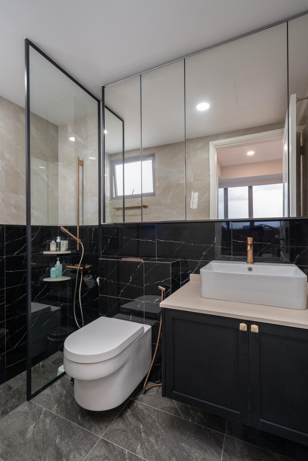 Modern Bathroom with Mirror and Bathroom Storage
