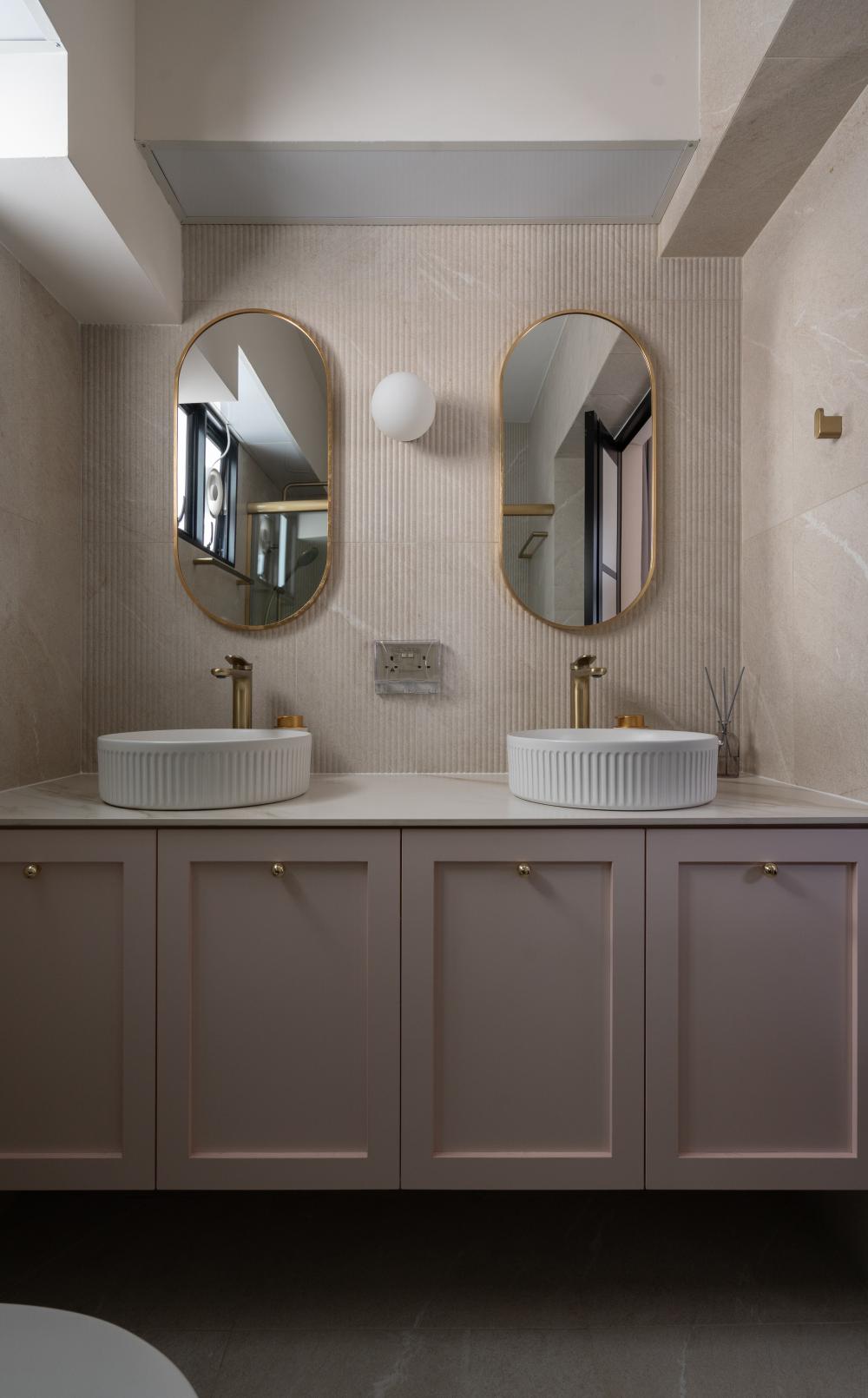 Modern Bathroom with Mirror and Bathroom Accessories