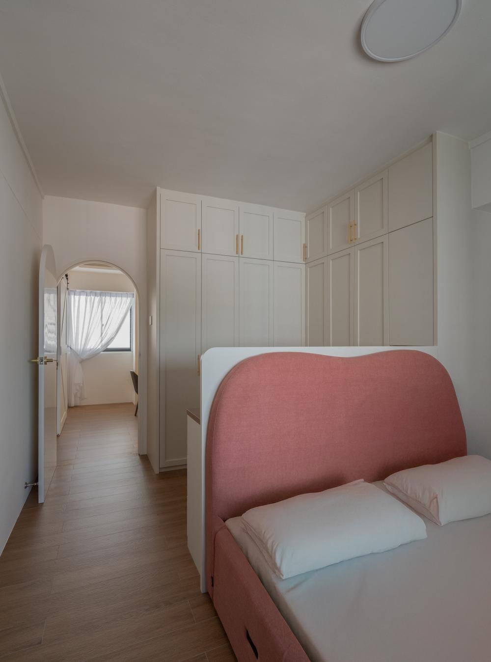 Modern Bedroom with Wardrobe and Queen Bed