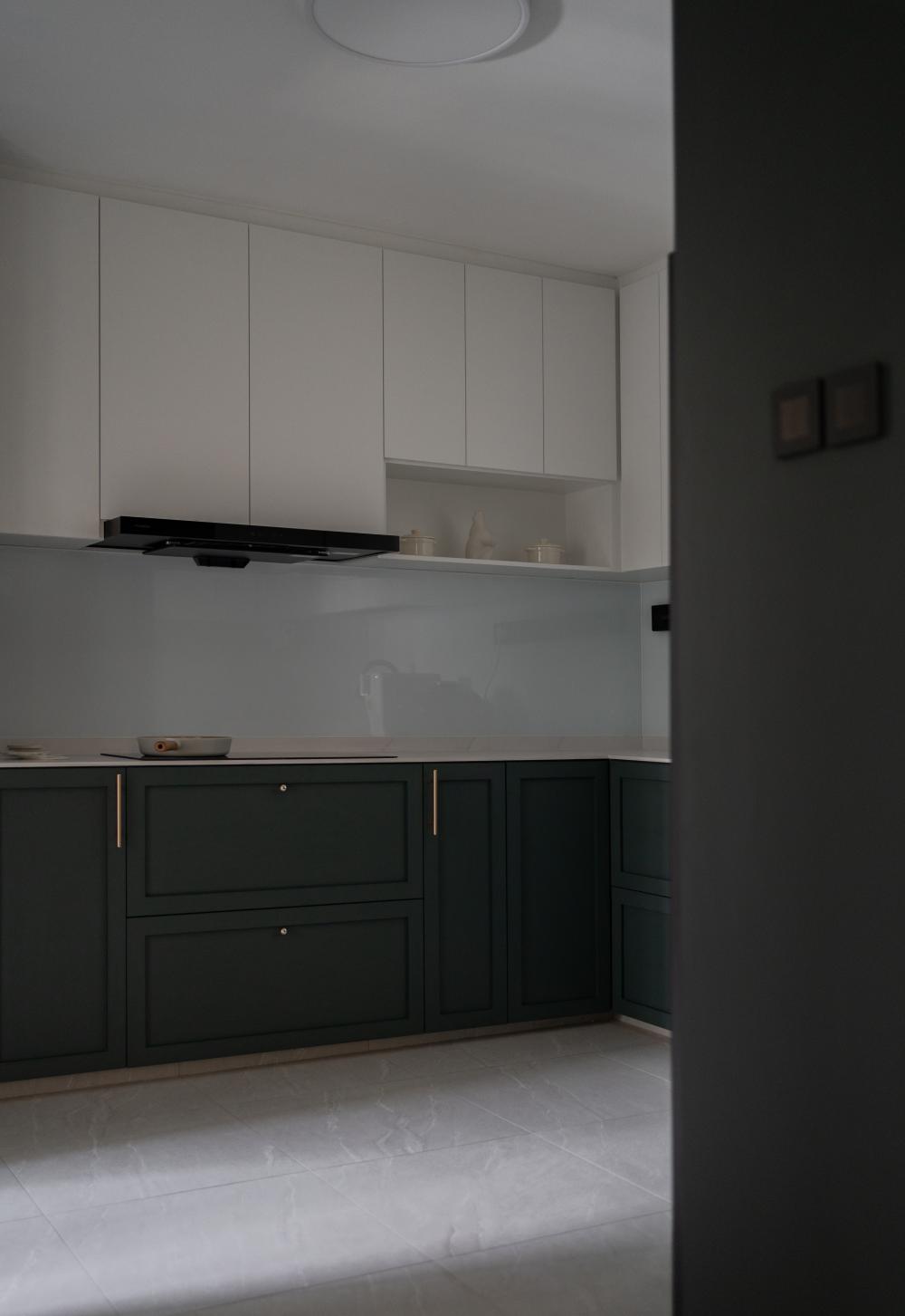 Modern Kitchen with Countertop and Kitchen Island