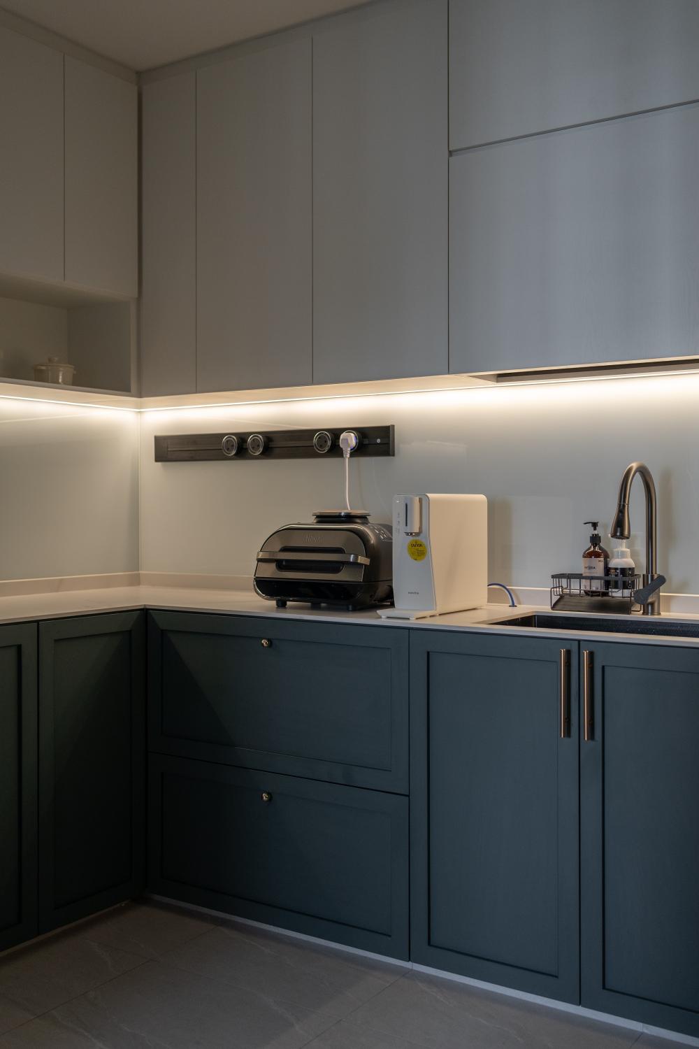 Modern Kitchen with Kitchen Island and Kitchen Accessories