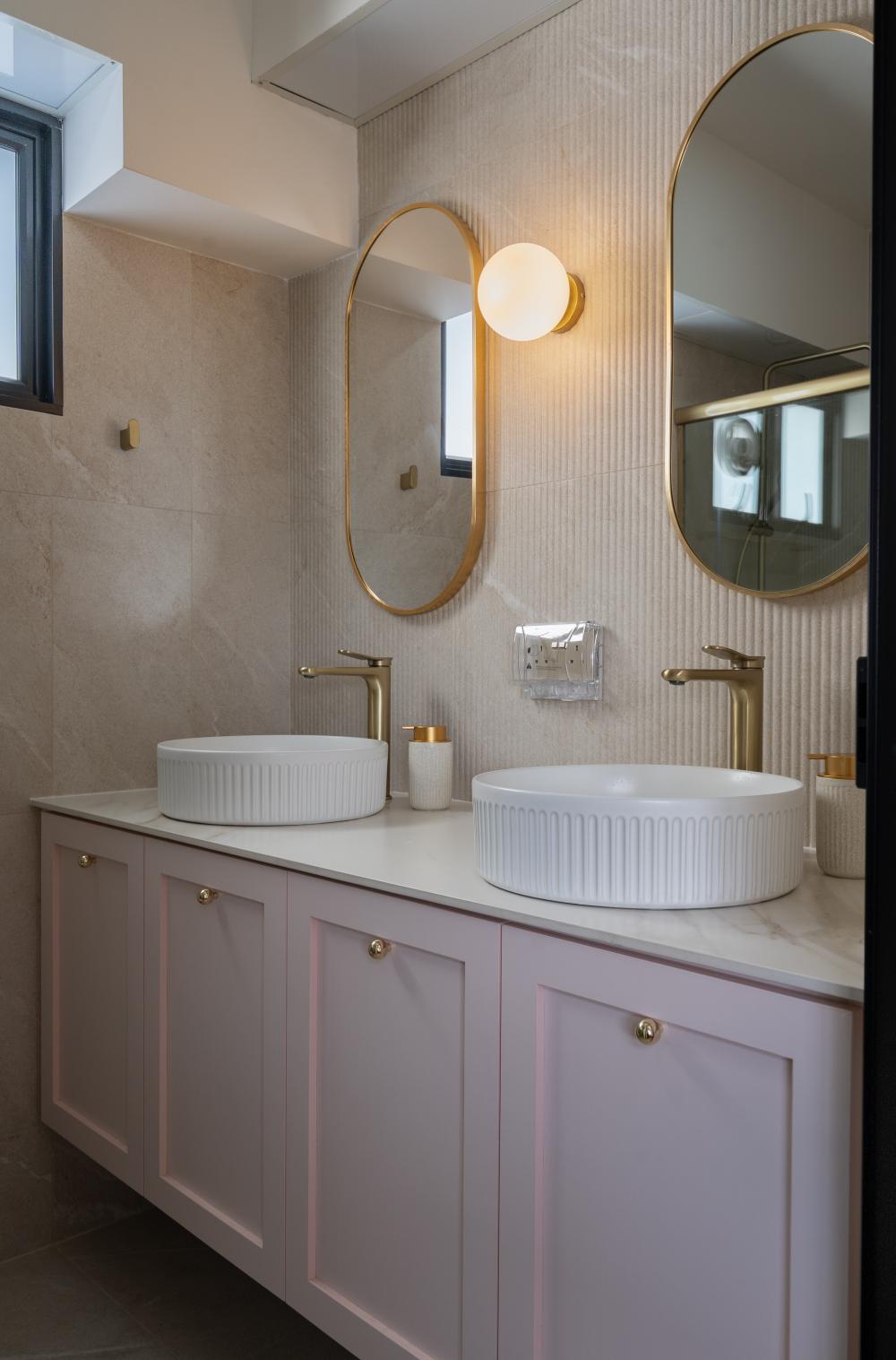 Modern Bathroom with Mirror and Bathroom Storage