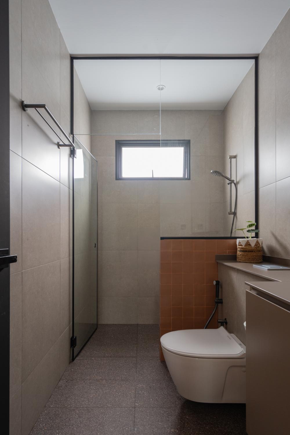 Modern Bathroom with Mirror and Showers