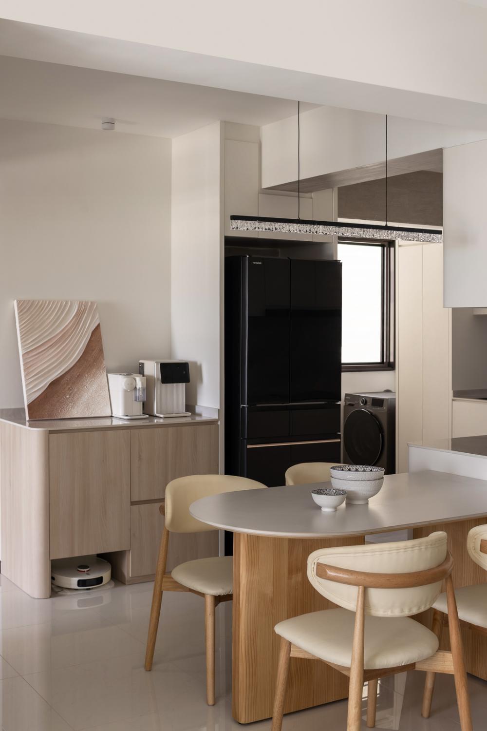 Minimalist Dining Room with Dining Table and Dining Chairs