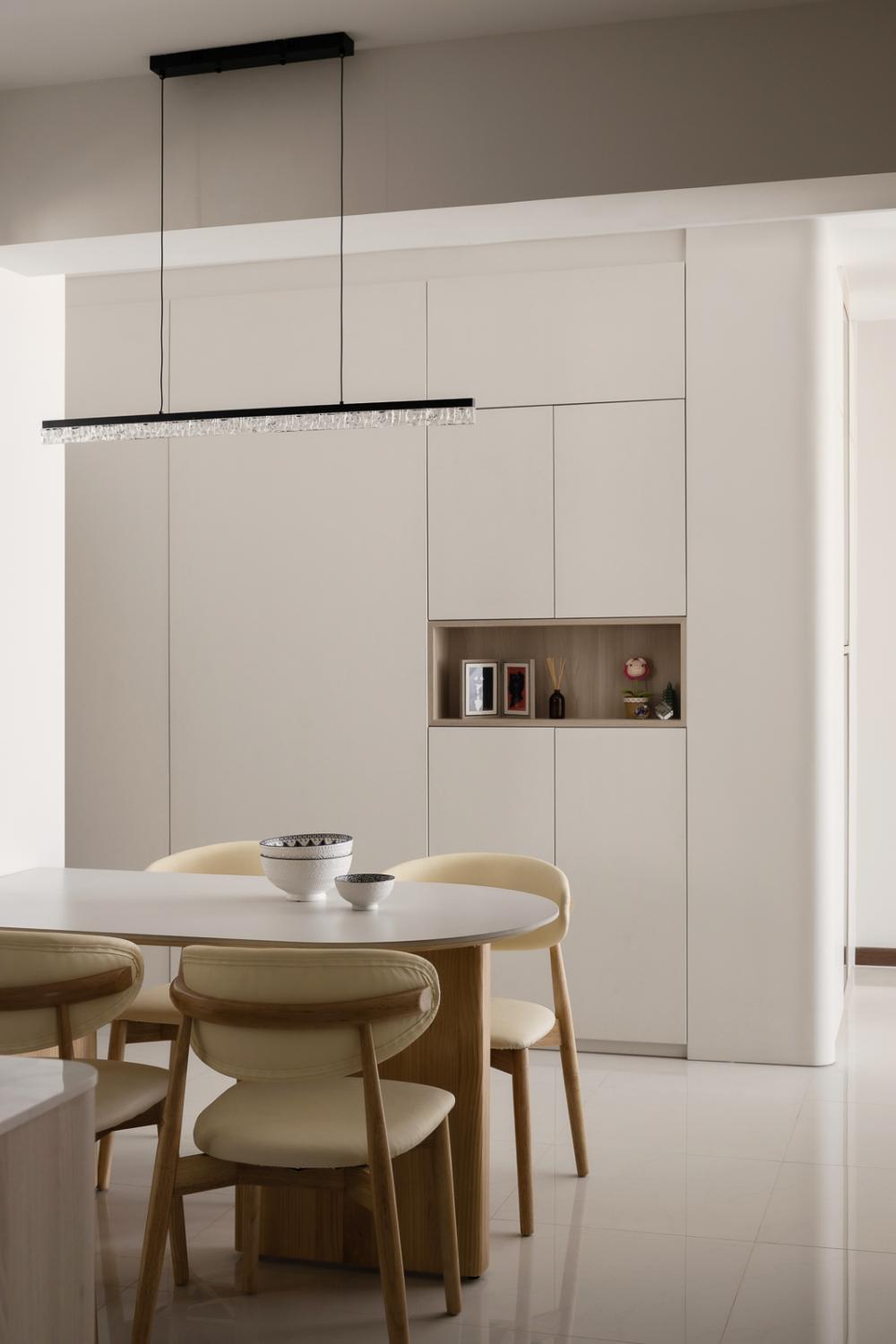 Minimalist Dining Room with Dining Table and Dining Chairs