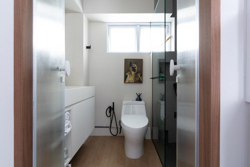 Modern Bathroom with Mirror and Bathroom Accessories