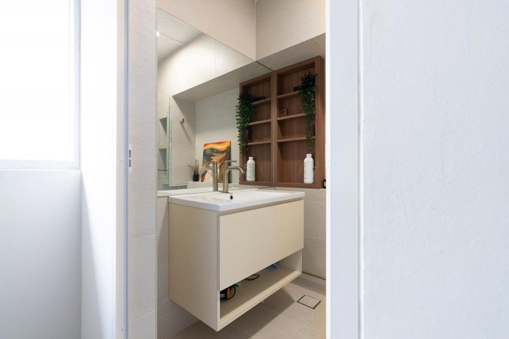 Modern Bathroom with Mirror and Bathroom Accessories