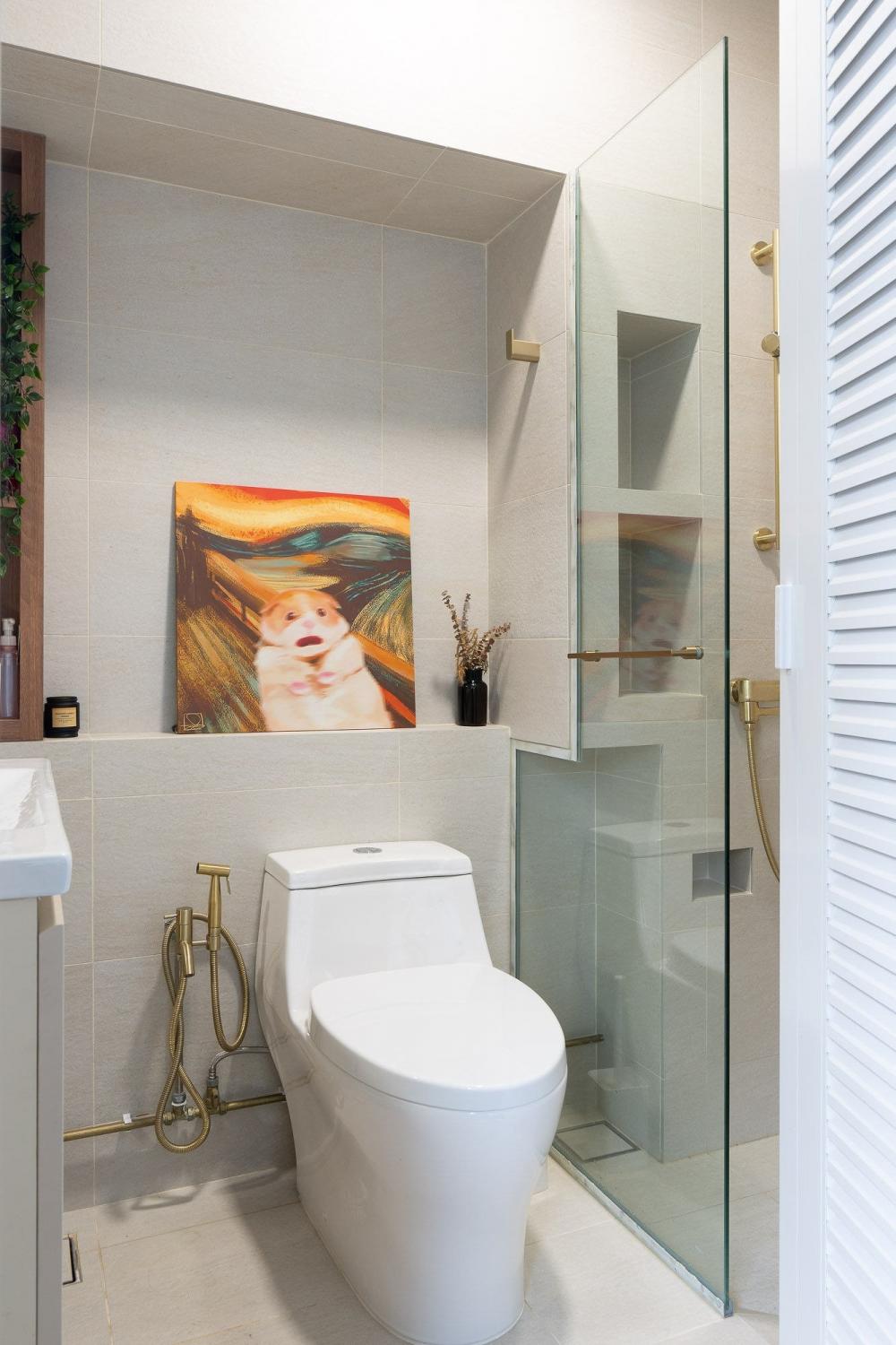 Modern Bathroom with Paintings and Bathroom Lighting
