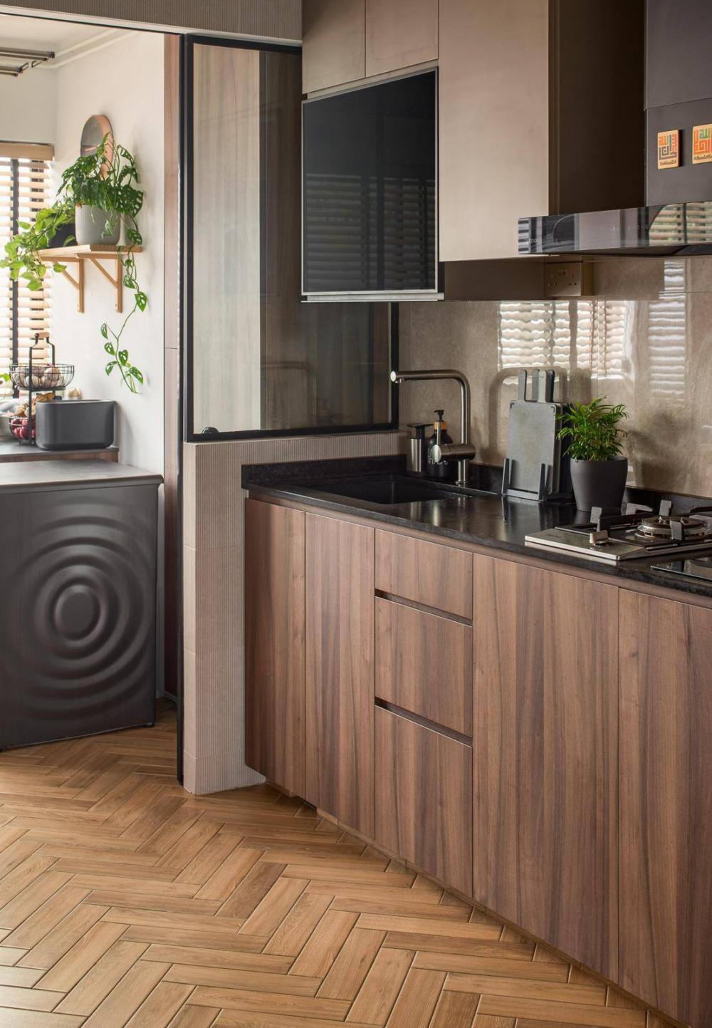 Contemporary Kitchen with Kitchen Accessories and Kitchen Tap
