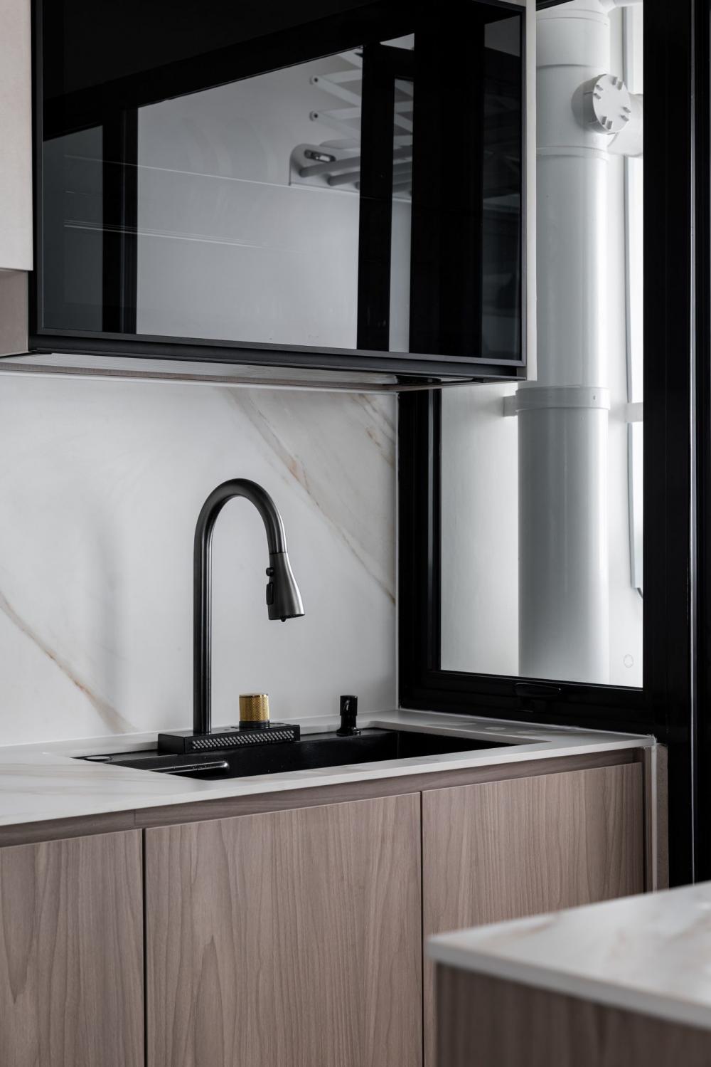 Modern Kitchen with Kitchen Tap and Kitchen Cabinets