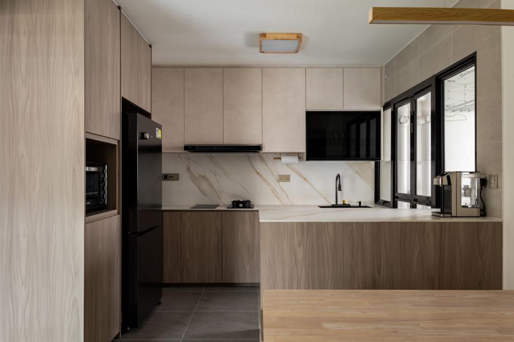 Modern Kitchen with Kitchen Tap and Kitchen Cabinets