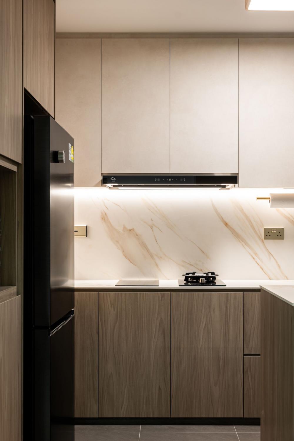 Modern Kitchen with Kitchen Cabinets and Lighting