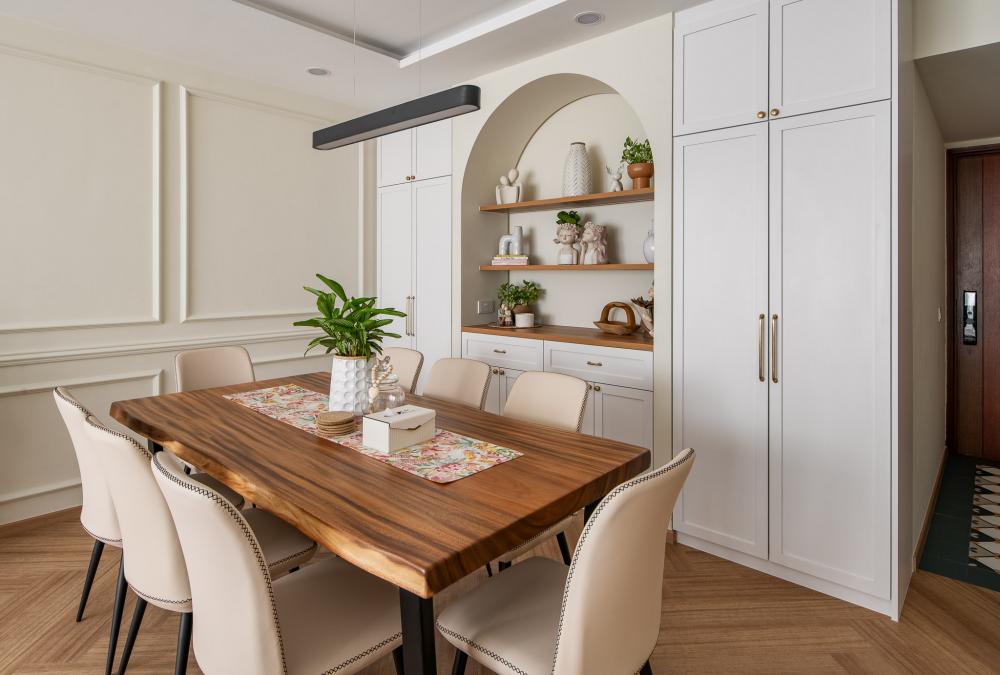 Vintage Dining Room with Dining Table and Dining Chairs