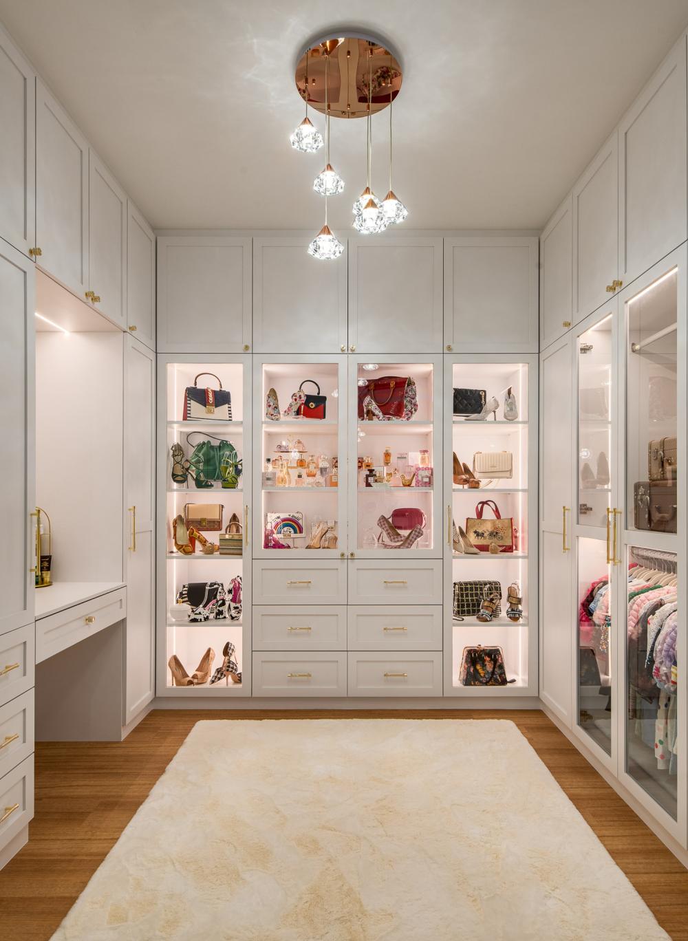 Vintage Walk-in Wardrobe with Wardrobe and Carpet