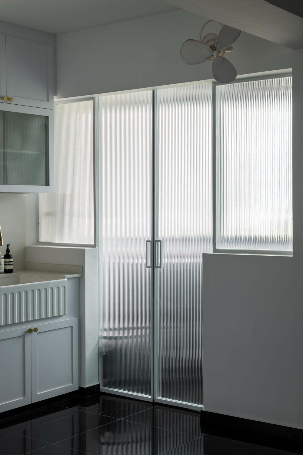 Modern Kitchen with Kitchen Cabinets and Doors