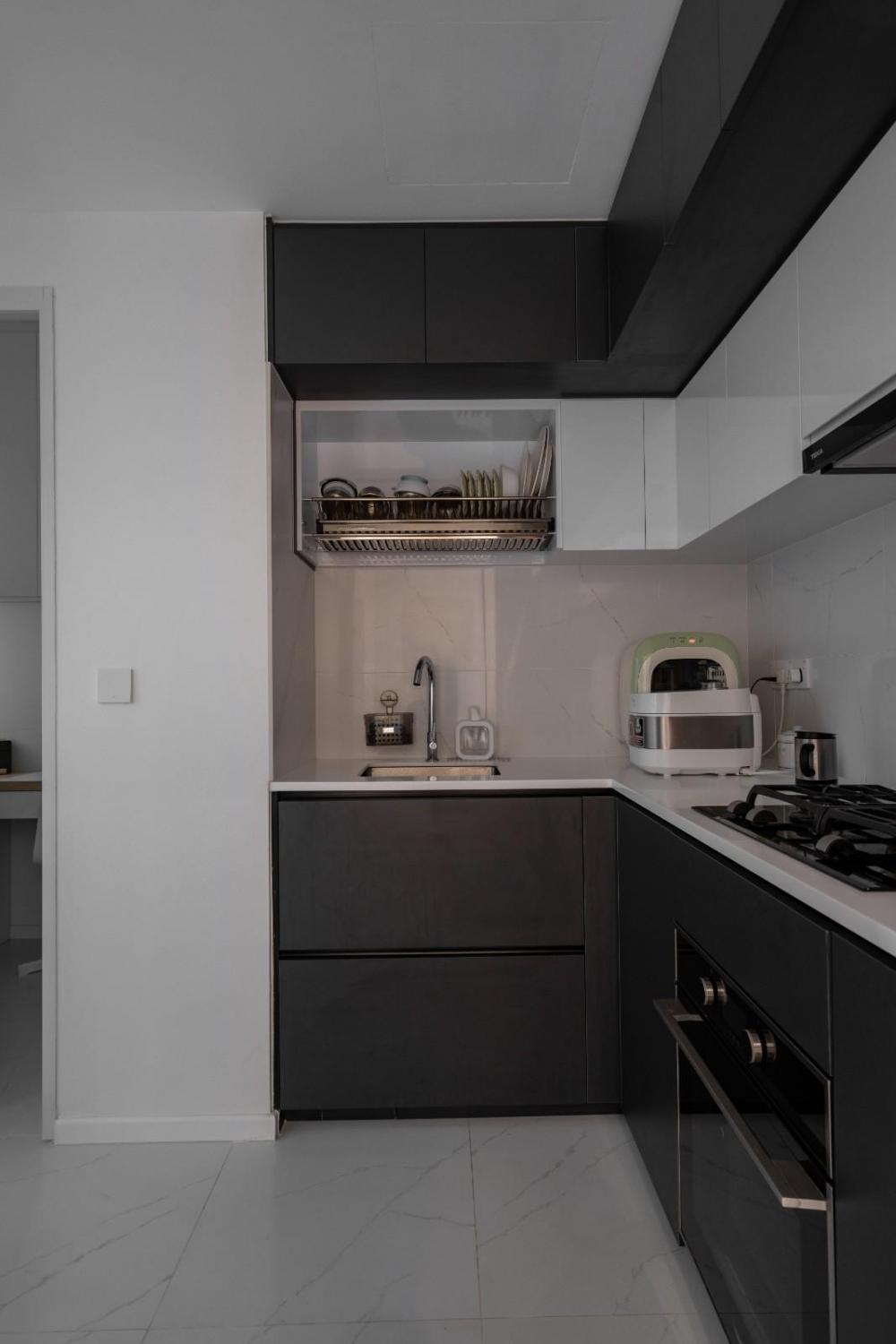 Modern Kitchen with Kitchen Island and Kitchen Accessories