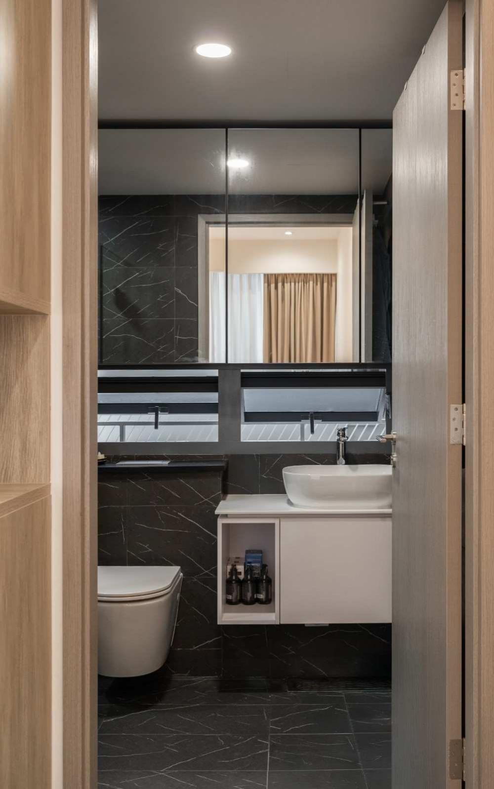Modern Bathroom with Mirror and Bathroom Storage