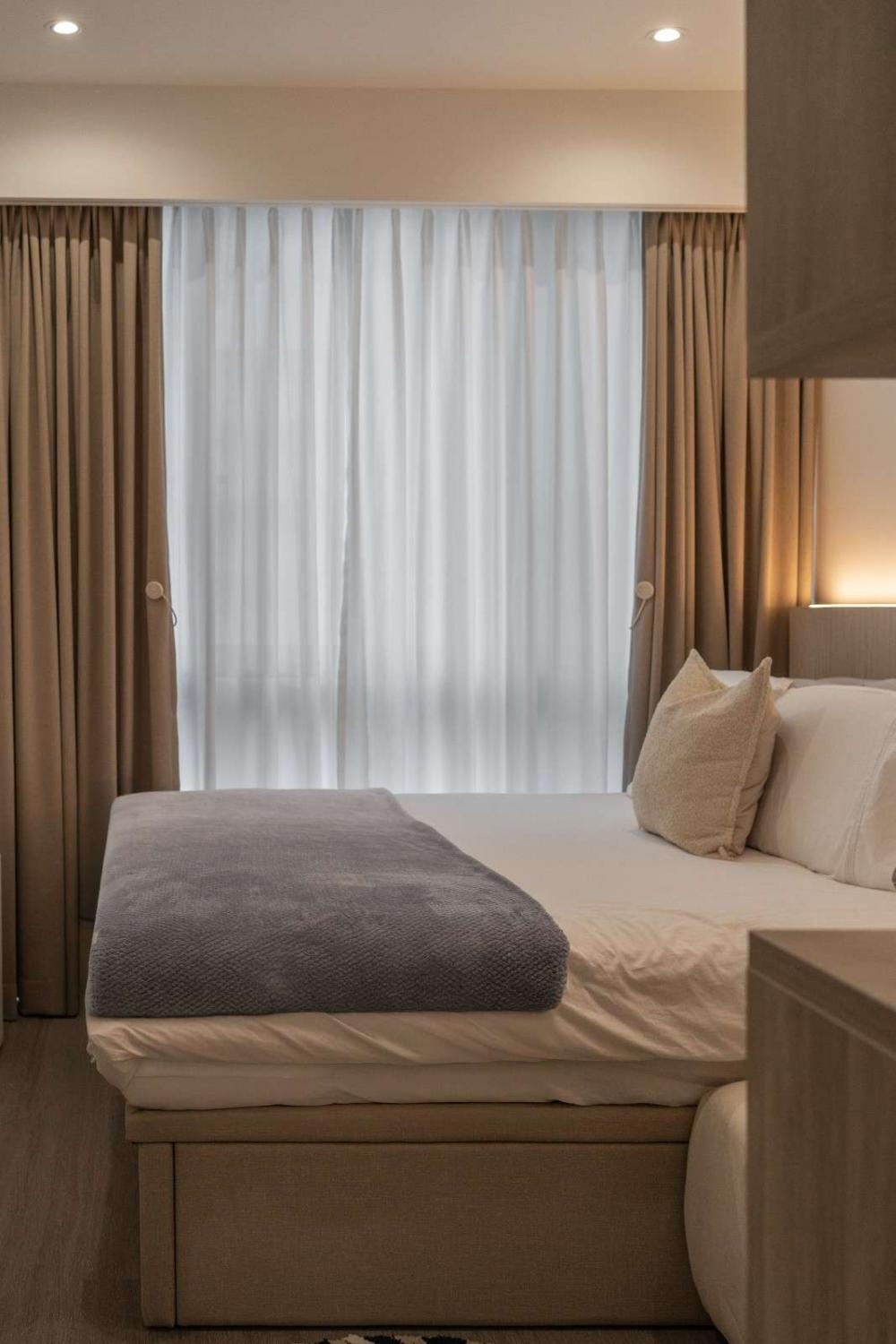Modern Bedroom with Parquet Floor and Queen Bed