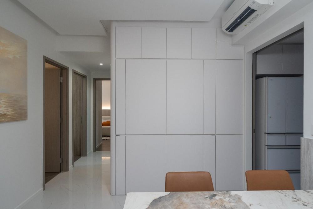 Modern Dining Room with Dining Table and Dining Chairs