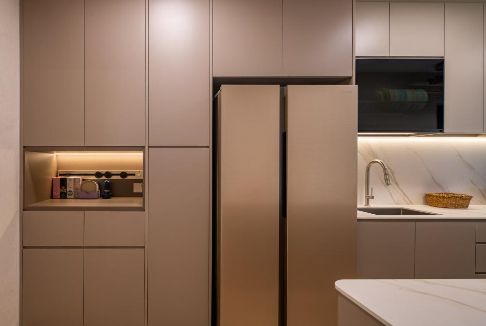 Modern Kitchen with Kitchen Accessories and Kitchen Cabinets