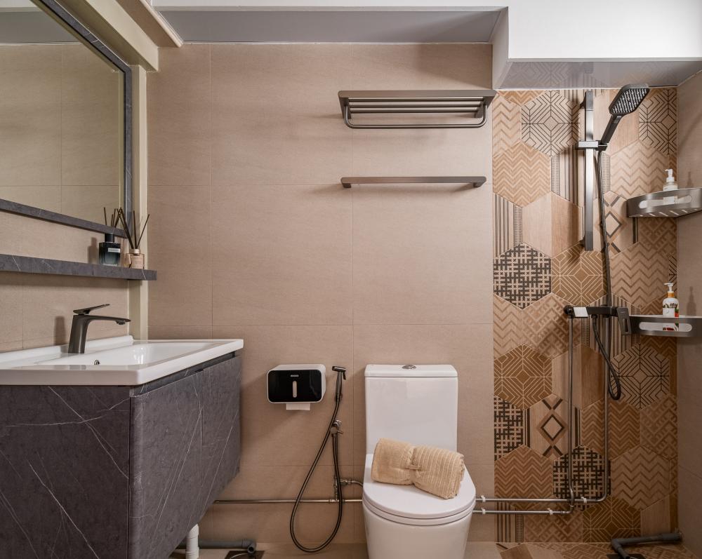 Modern Bathroom with Mirror and Bathroom Storage