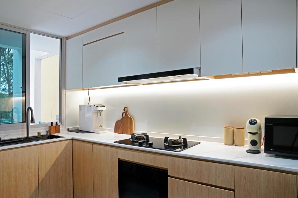 Scandinavian Kitchen with Kitchen Window and Oven