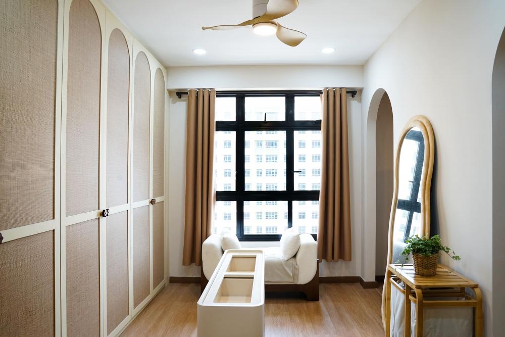 Scandinavian Walk-in Wardrobe with Mirror and Wardrobe