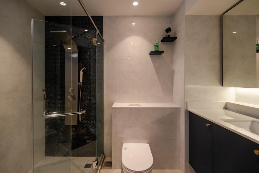 Modern Bathroom with Shower Screen and Mosaic