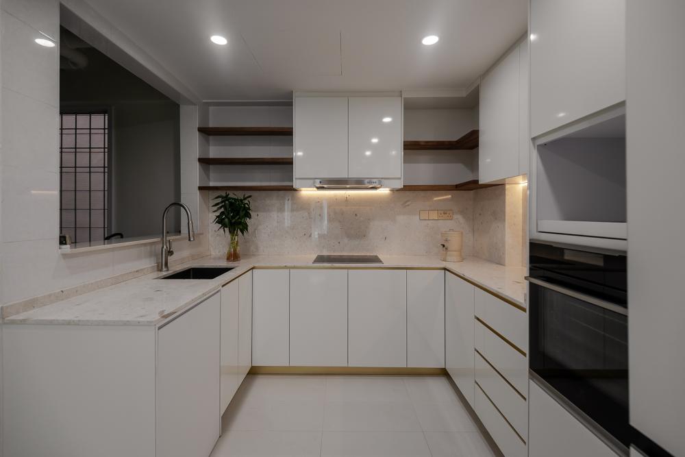 Modern Kitchen with Kitchen Island and Mosaic
