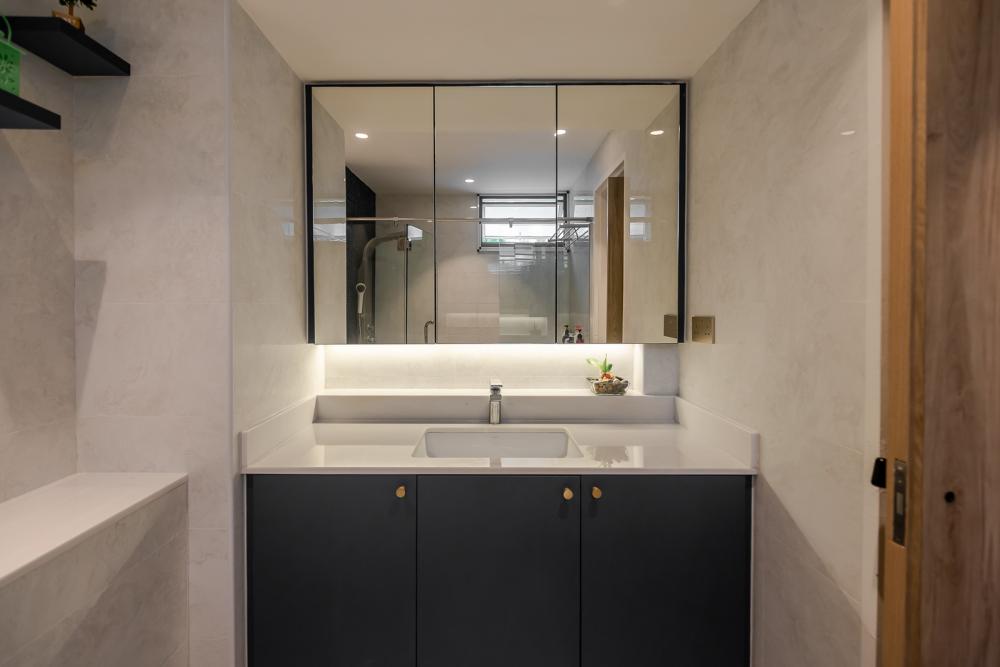 Modern Bathroom with Mirror and Bathroom Accessories