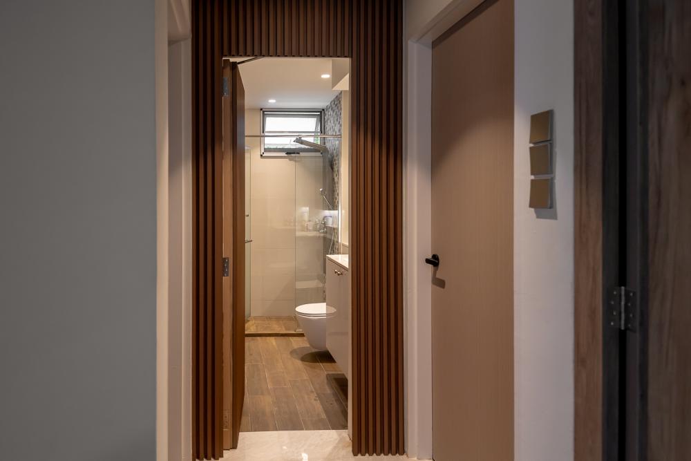 Modern Bathroom with Herringbone Tiling and Cement Floor