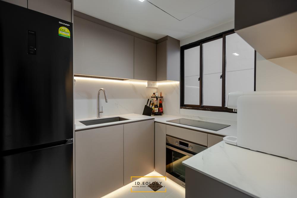 Contemporary Kitchen with Breakfast Counter and Kitchen Backsplash