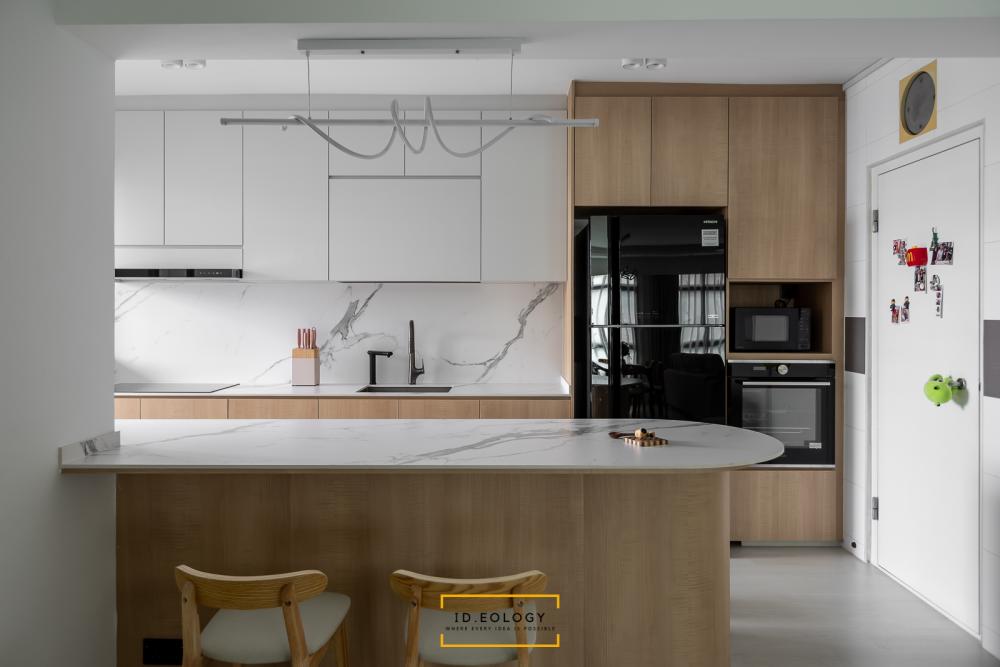 Contemporary Kitchen with Vinyl Flooring and Homogeneous Tiles