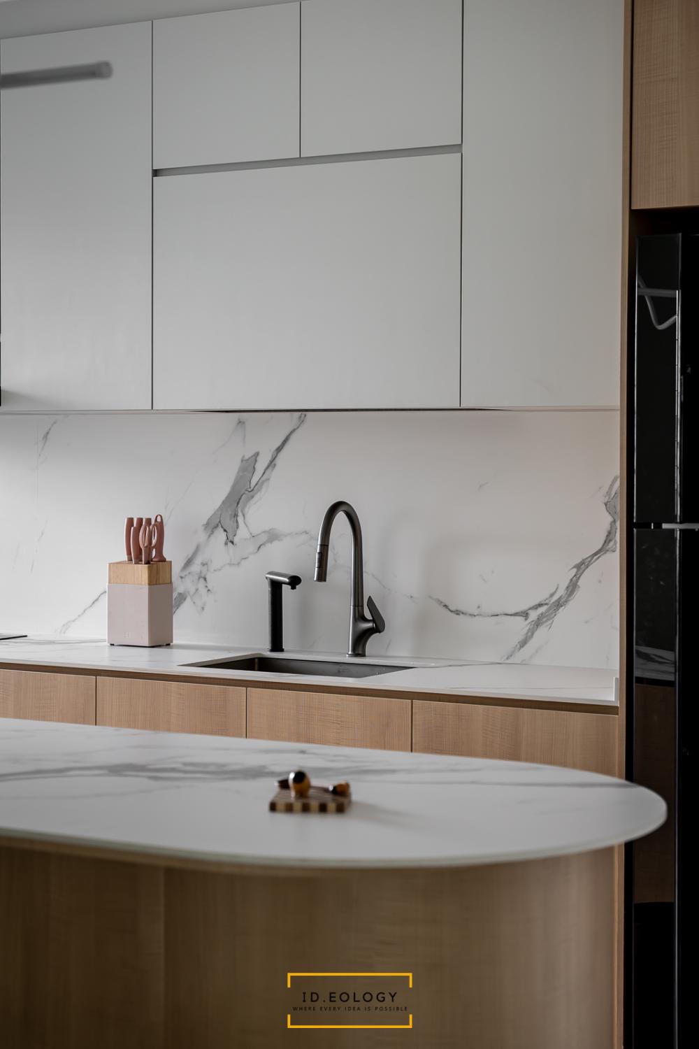 Contemporary Kitchen with Vinyl Flooring and Homogeneous Tiles