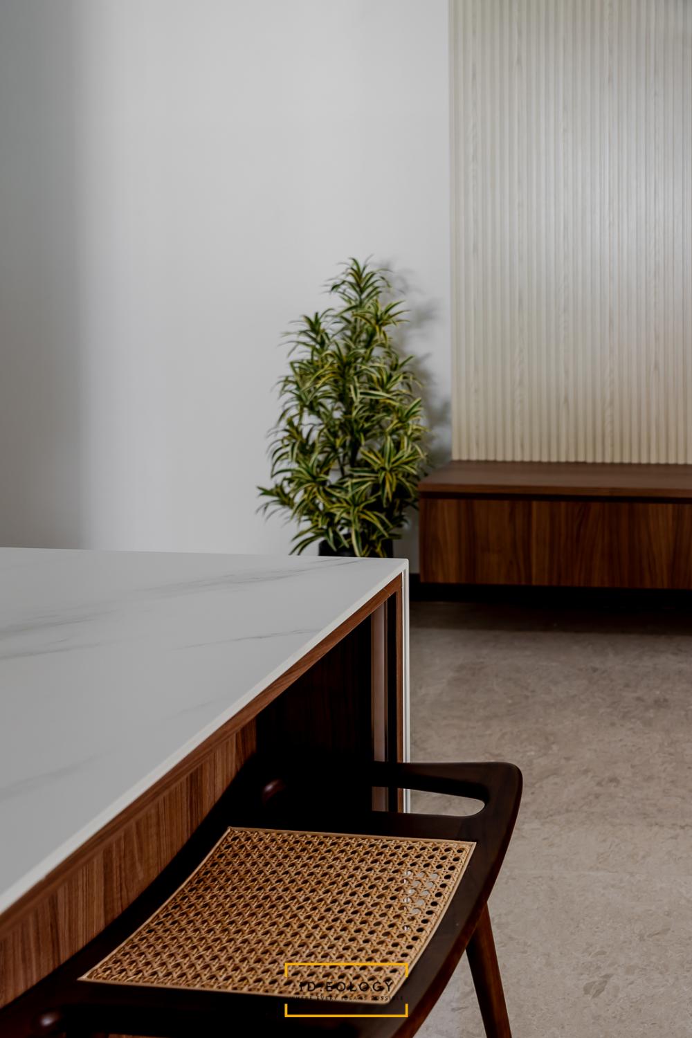 Contemporary Dining Room with Dining Table and Dining Chairs