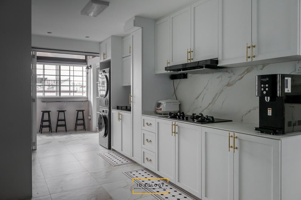 Country Kitchen with Kitchen Window and Breakfast Counter