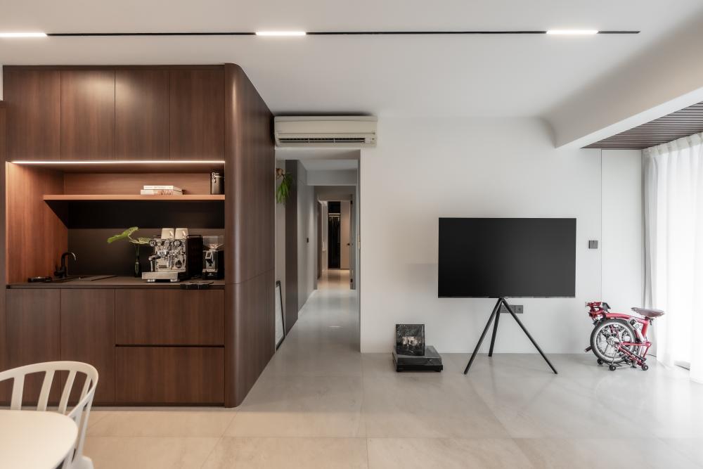 Minimalist Living Room with Countertop and Homogeneous Tiles