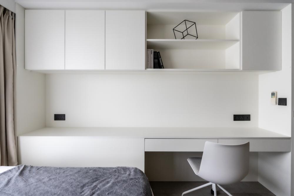 Minimalist Bedroom with Platform Bed and Homogeneous Tiles