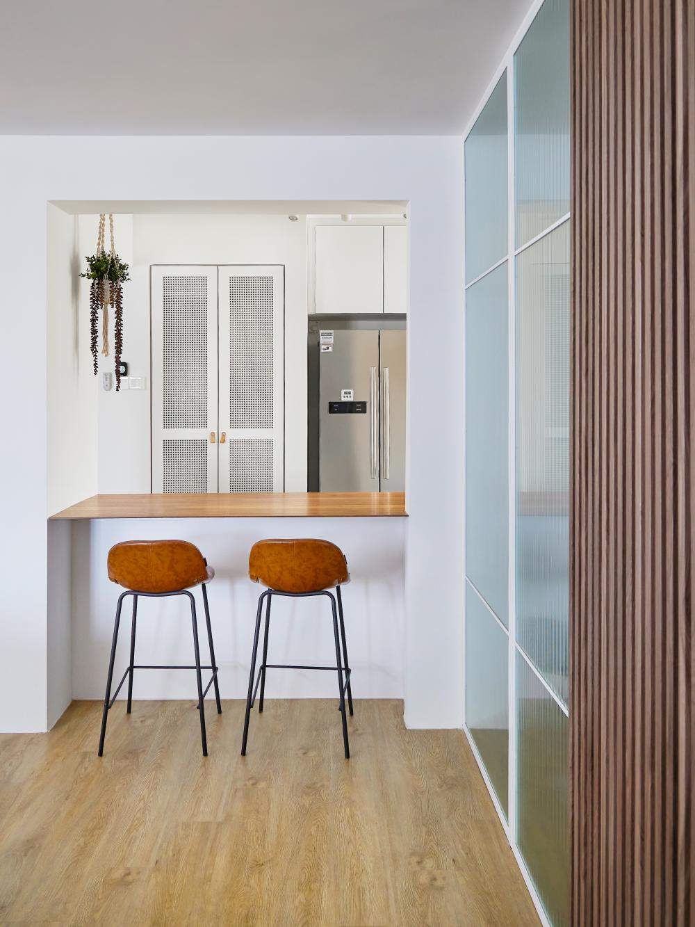Modern Dining Room with Vinyl Flooring and Kitchen Island