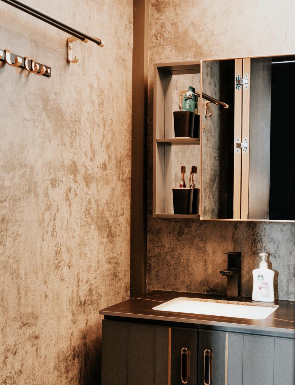 Modern Bathroom with Mirror and Bathroom Storage