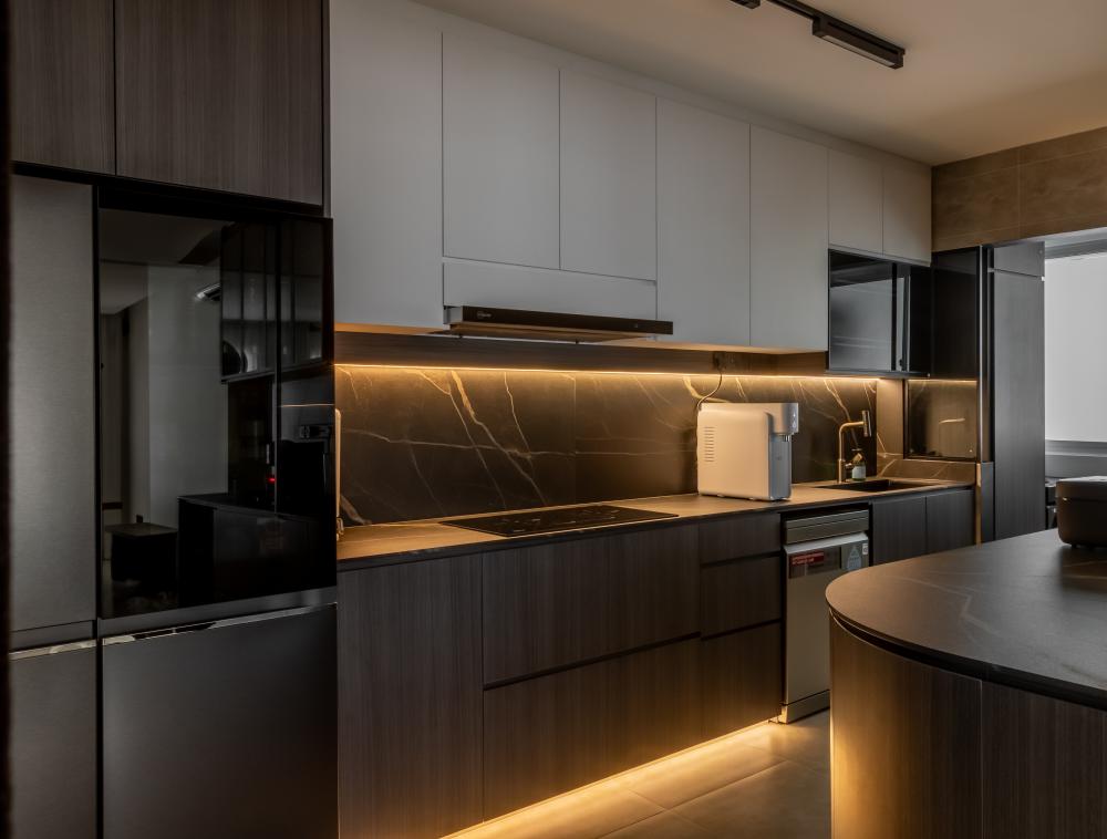 Minimalist Kitchen with Kitchen Island and Kitchen Backsplash